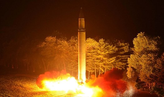 Tên lửa liên lục địa Hwasong-14 của Triều Tiên tại một địa điểm không tiết lộ ở nước này. Ảnh do hãng tin nhà nước Triều Tiên KCNA công bố ngày 28.7.2017. Ảnh: KCNA/AFP.