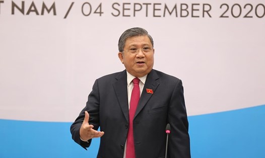 Chủ nhiệm Uỷ ban Đối ngoại Nguyễn Văn Giàu phát biểu tại họp báo. Ảnh T.Vương