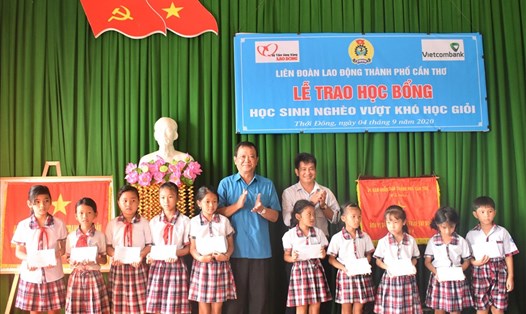 20 suất học bổng được trao cho các em học sinh nghèo vượt khó, học giỏi từ nguồn tài trợ của Ngân hàng TMCP Ngoại thương Việt Nam thông qua Quỹ Tấm lòng Vàng Lao Động. Ảnh: Thành Nhân
