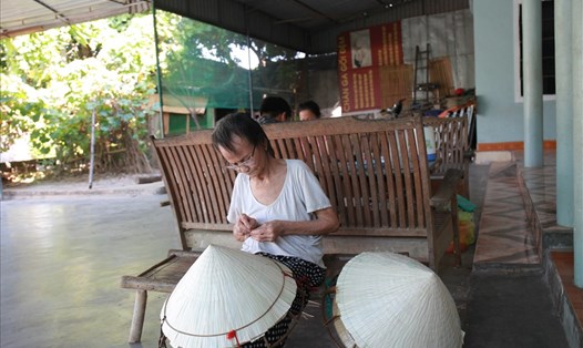 Cụ bà Nguyễn Thị Lưu dành cả cuộc đời gắn bó với làng nghề. Ảnh: Trần Tuyên
