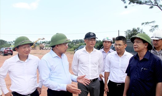 Bí thư tỉnh ủy Quảng Ninh Nguyễn Xuân Ký kiểm tra hiện trường dự án đường cao tốc Vân Đồn- Móng Cái. Ảnh: Thu Chung