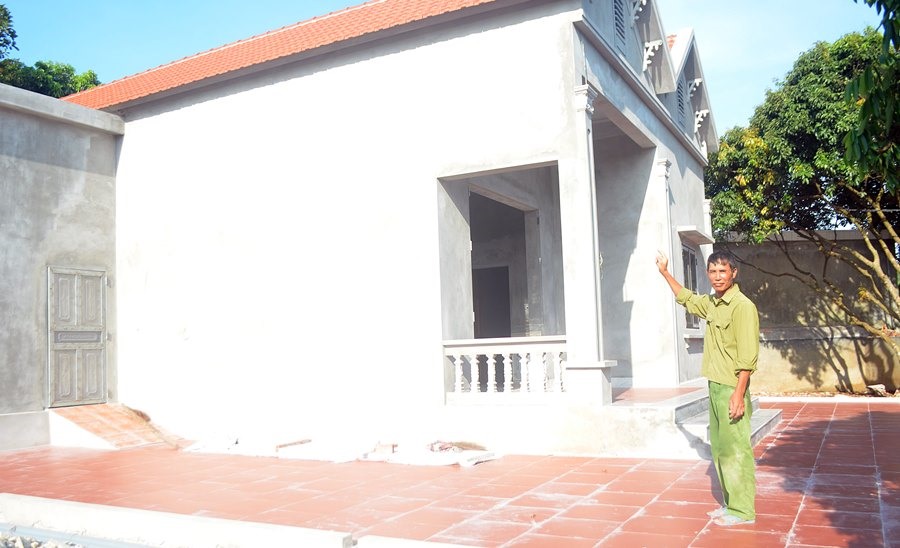 CCB Trần Văn Thành bên ngôi nhà vừa xây xong, chưa kịp ở. Ảnh: Dương Trường