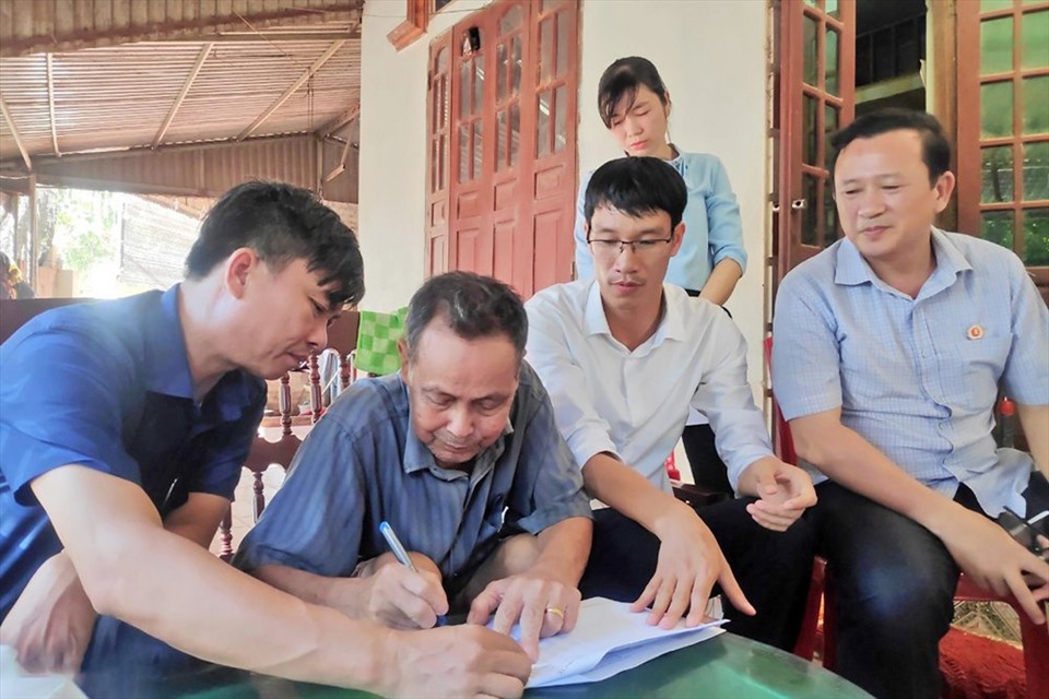 Hộ dân xã Đài Xuyên (huyện Vân Đồn) ký cam kết bàn giao mặt bằng thực hiện dự án cao tốc Vân Đồn - Móng Cái sau điều chỉnh. Ảnh Mạnh Trường