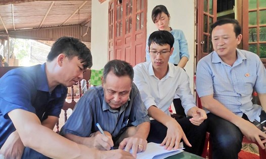 Hộ dân xã Đài Xuyên (huyện Vân Đồn) ký cam kết bàn giao mặt bằng thực hiện dự án cao tốc Vân Đồn - Móng Cái sau điều chỉnh. Ảnh Mạnh Trường