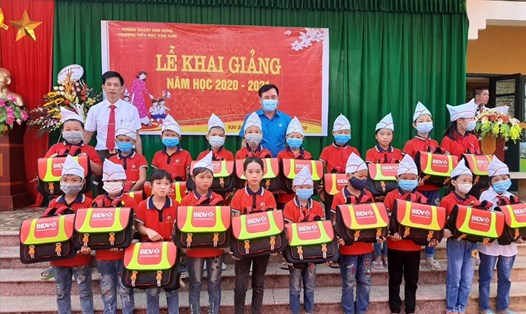Các đồng chí lãnh đạo trao cặp phao cứu sinh tại trường Tiểu học Vân Sơn (huyện Sơn Động). Ảnh: Nguyễn Thị Mơ.