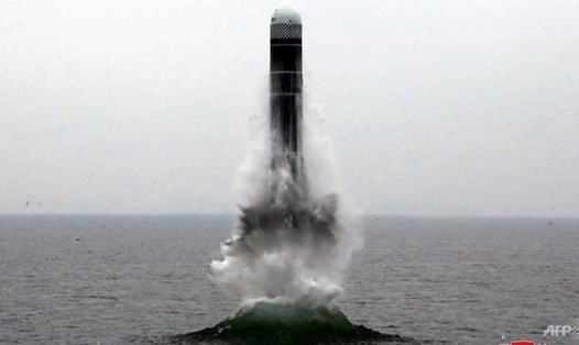 Ảnh chụp tháng 10.2019 và được hãng thông tấn Triều Tiên KCNA công bố về vụ phóng thử "SLBM Pukguksong-3" ở vùng biển ngoài khơi vịnh Wonsan. Ảnh: AFP.