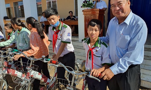 Đồng chí Võ Thanh Tòng, Chủ tịch LĐLĐ Cà Mau trao xe đạp cho học sinh từ Quỹ tấm lòng vàng Lao Động (ảnh Nhật Hồ)