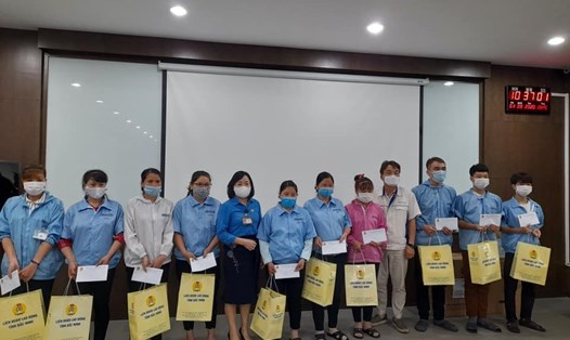 LĐLĐ tỉnh Bắc Ninh tặng quà cho các đoàn viên có hoàn cảnh khó khăn. Ảnh: Ban CSPL