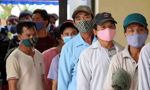 Phần lớn người lao động quê Quảng Trị nhập cảnh từ Lào về Việt Nam qua Cửa khẩu Quốc tế Lao Bảo vào tháng 3.2020 để phòng dịch COVID-19. Ảnh: Hưng Thơ.