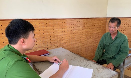 Cơ quan Cảnh sát điều tra Công an tỉnh Lạng Sơn hỏi cung đối tượng dùng dao đâm con trai tử vong. Ảnh: Công an cung cấp