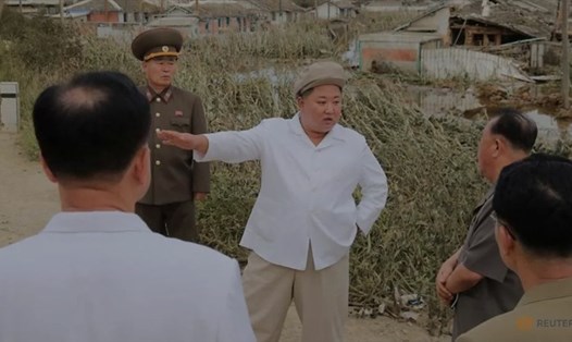 Nhà lãnh đạo Triều Tiên Kim Jong-un đến thăm các khu vực bị ảnh hưởng bởi bão Haishen. Ảnh: Reuters