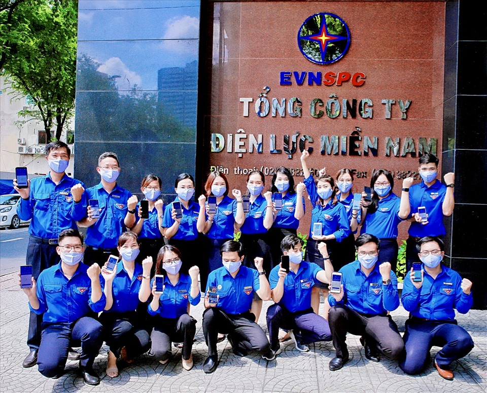 CNVCLĐ Tổng Công ty Điện lực Việt Nam cài đặt ứng dụng Bluezone. Ảnh: ĐLMN