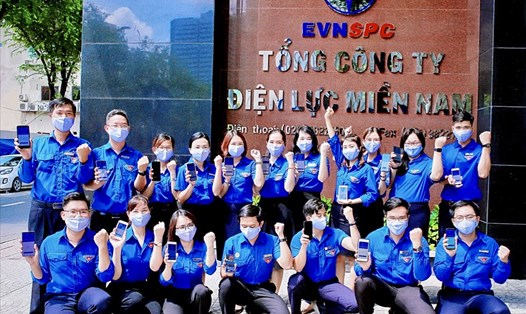 CNVCLĐ Tổng Công ty Điện lực Việt Nam cài đặt ứng dụng Bluezone. Ảnh: ĐLMN