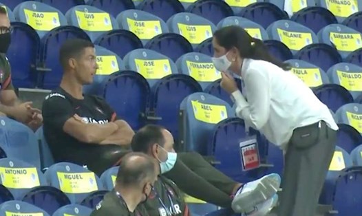 Ronaldo bị một quan chức trận đấu nhắc nhở vì không đeo khẩu trang trên khán đài. Ảnh: Givesport.