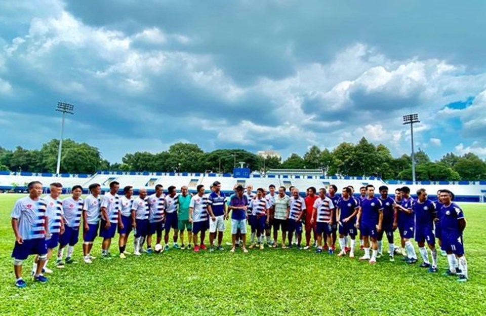 NSND Việt Anh xuống sân tổ chức trận đấu gây quỹ. Ảnh: SGFC NSND Việt Anh xuống sân tổ chức trận đấu gây quỹ. Ảnh: SGFC