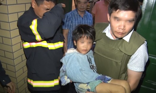 Lực lượng chức năng đã giải cứu thành công bé gái bị bố đẻ bạo hành nhiều ngày. Ảnh: Công an Bắc Ninh