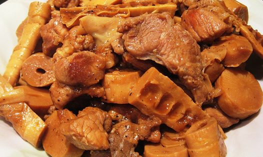 Thịt kho măng khô ngon giòn và béo vị thịt sẽ là món hấp dẫn cho bữa ăn gia đình ngày cuối tuần. Ảnh: Tuấn Đạt.