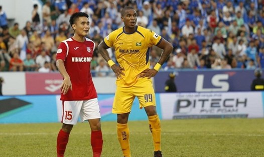 Felipe Martins (áo vàng) giúp SLNA thoát thua ở trận giao hữu với Hồng Lĩnh Hà Tĩnh. Ảnh: Fanpage CLB SLNA.