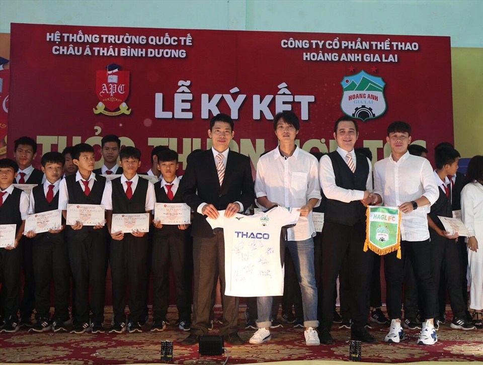 Tuấn Anh, Minh Vương đi dự lễ ký thỏa thuận giữa HAGL với trường quốc tế Châu Á Thái Bình Dương. Ảnh: Fanpage CLB HAGL. Tuấn Anh, Minh Vương đi dự lễ ký thỏa thuận giữa HAGL với trường quốc tế Châu Á Thái Bình Dương. Ảnh: Fanpage CLB HAGL.