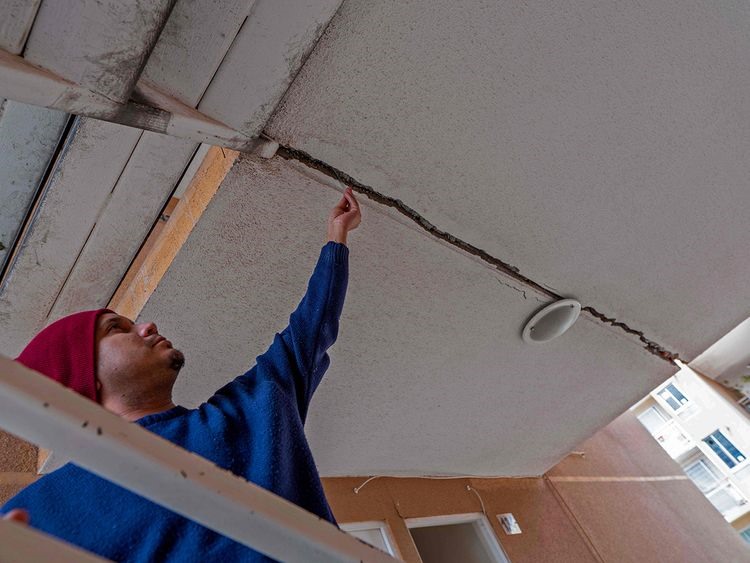 Vết nứt trên trần nhà sau trận động đất 6,8 độ richter hôm 1.9 ở miền bắc Chile. Ảnh: AFP