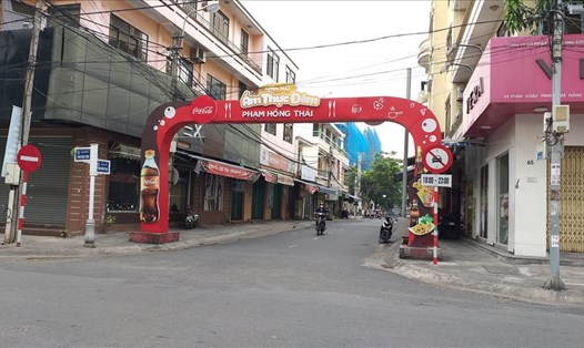 Từ hàng quán đến các doanh nghiệp Đà Nẵng đã phải đóng cửa hơn 1 tháng nay khi đợt dịch COVID-19 bùng phát. Ảnh: Thuỳ Trang