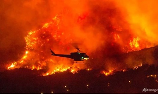 Cháy rừng khốc liệt ở California vẫn chưa có dấu hiệu dừng lại khiến nhiều người dân phải đi sơ tán. Ảnh: AP