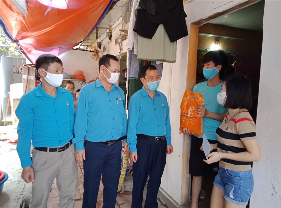 Cán bộ Công đoàn Hà Nội trao hỗ trợ cho công nhân bị giảm tiền lương, mất việc làm do ảnh hưởng COVID-19. Ảnh: Ngọc Ánh