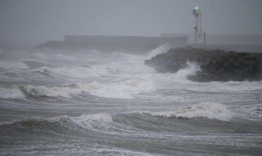 Sóng cao do bão Haishen ập vào bờ biển tại đảo Shikanoshima ở Fukuoka, Nhật Bản. Ảnh: JIJI/EPA.