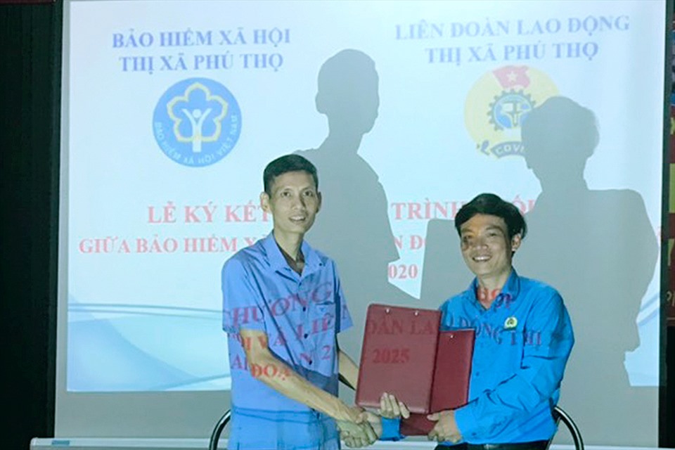 Đồng chí Ngô Duy Tâm - Chủ tịch LĐLĐ thị xã Phú Thọ và đồng chí Lê Mạnh Hùng - Giám đốc BHXH thị xã ký chương trình phối hợp giữa hai cơ quan. Ảnh: Đăng Hải.