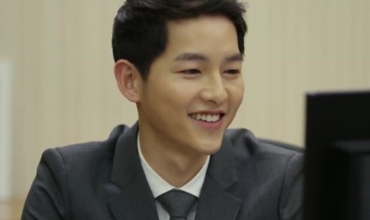 Song Joong Ki gây chú ý khi vào vai diễn khách mời - một nhân viên ngân hàng trong bộ phim Hàn Quốc - “Một chọi một”. Ảnh nguồn: Mnet.