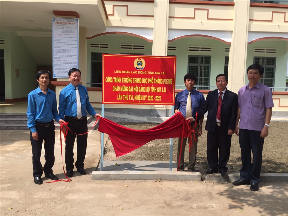 LĐLĐ tỉnh Gia Lai tổ chức gắn biển công trình chào mừng Đại hội Đảng bộ tỉnh. Ảnh TH