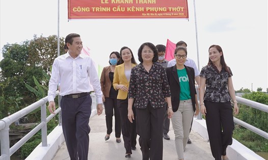 Công trình cầu Kênh Phụng Thớt là thành quả của dự án Xây cầu đến lớp do Quỹ Bảo trợ trẻ em Việt Nam và Grab Việt Nam phối hợp triển khai.