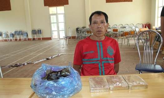 Đối tượng Hoàng Duần Vần và tang vật bị lực lượng chức năng huyện Bát Xát, Lào Cai phát hiện bắt giữ. Ảnh: Công an cung cấp