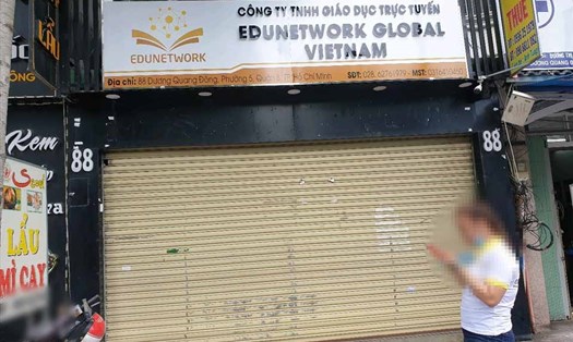 Một thành viên của Edunetwork Việt Nam đến thăm trụ sở nhưng công ty cửa đóng then cài. Ảnh: PV.