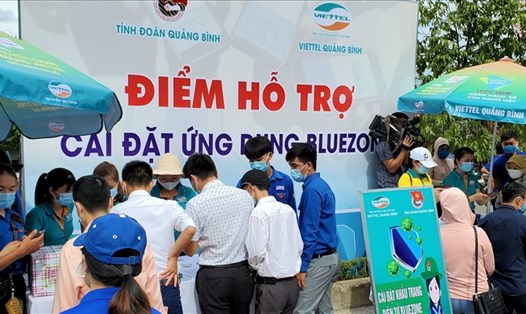Các điểm hỗ trợ cài đặt Bluezone trên địa bàn toàn tỉnh Quảng Bình. Ảnh: Lê Phi Long
