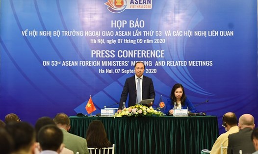 Thứ trưởng Nguyễn Quốc Dũng chủ trì họp báo về Hội nghị Bộ trưởng Ngoại giao ASEAN lần thứ 53 (AMM-53) và các hội nghị liên quan chiều 7.9. Ảnh: Nhật Hạ.