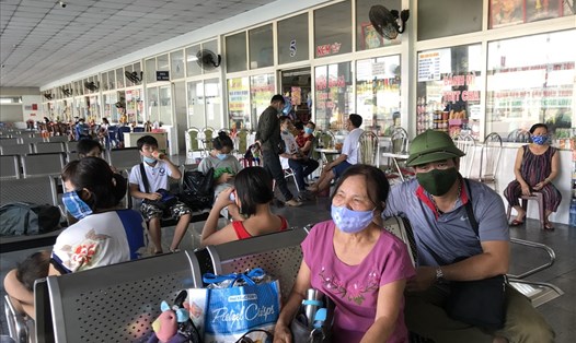 Các hành khách tại bến xe Đà Nẵng chiều ngày 7.9. Ảnh: Mai Hương