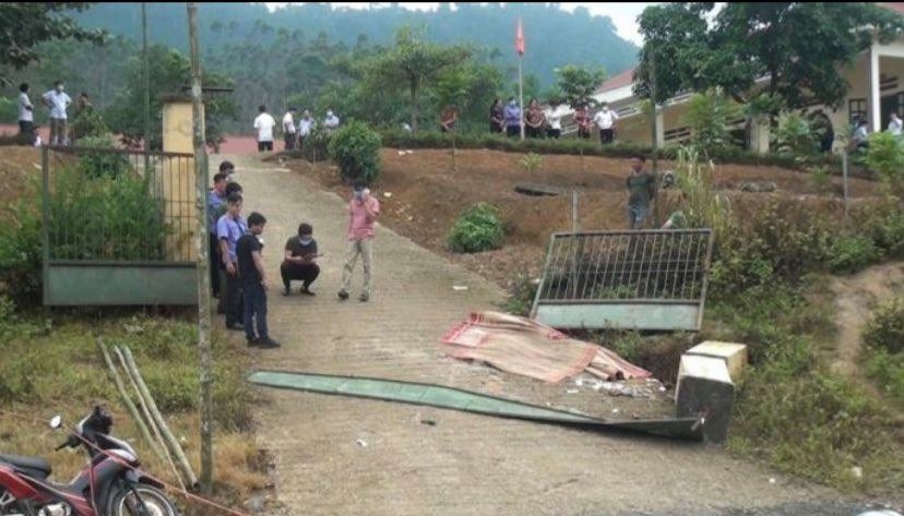 Vụ sập cổng trường ở Lào Cai khiến 3 học sinh tử vong, 3 em bị thương. Ảnh: T Trung