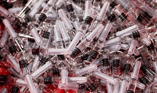 Ứng viên vaccine COVID-19 đựng trong ống tiêm dùng 1 lần tại trung tâm phân phối của Sanofi ở Val de Reuil, Pháp. Ảnh: AFP.