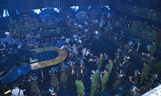 Lực lượng công an kiểm tra quán bar, vũ trường tại TP.Biên Hòa. Ảnh: Minh Châu