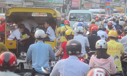 Xe đưa đón học sinh trên đường Trường Chinh (quận Tân Bình, TPHCM). 
Ảnh: Minh Quân