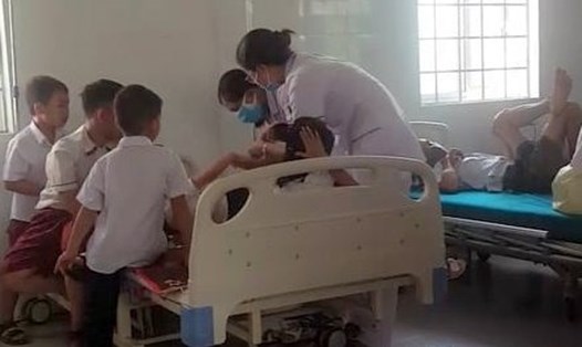 Y bác sĩ tại Trung tâm Y tế huyện Cam Lộ điều trị cho học sinh bị ong đốt. Ảnh: TTYT.