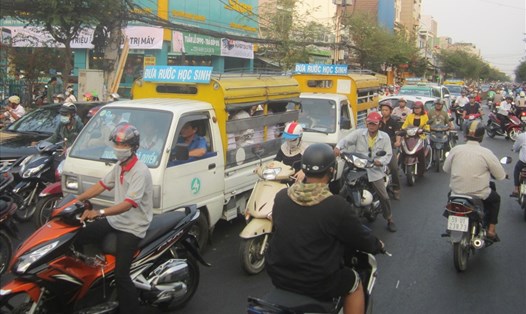 Xe đưa đón học sinh trên đường Trường Chinh (quận Tân Bình, TPHCM). Ảnh: Minh Quân