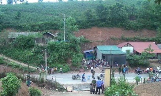 Hiện trường vụ đổ sập cổng trường ở Lào Cai khiến 3 người tử vong. Ảnh: T Trung