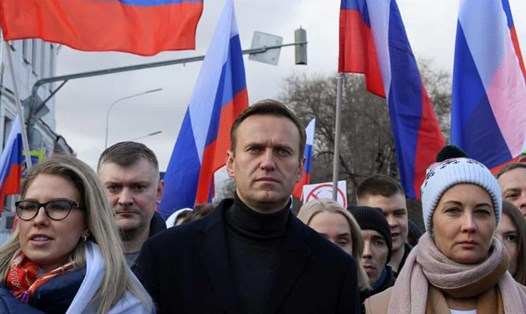 Alexei Navalny - thủ lĩnh đối lập Nga (áo đen) cùng vợ và những người biểu tình khác ở Mátxcơva hồi tháng 2 năm nay. Ảnh: AFP.