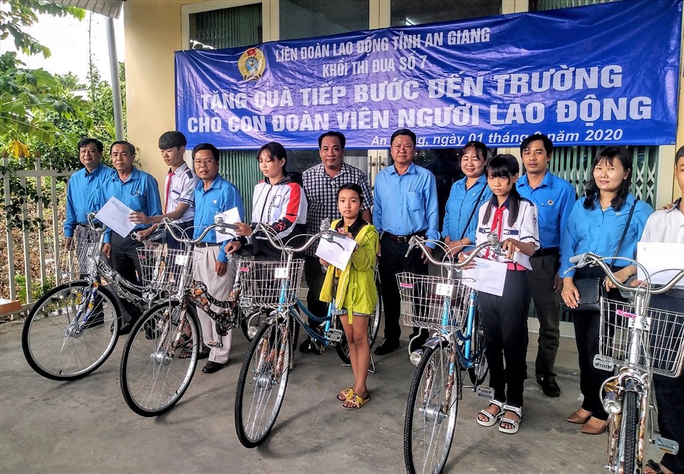 Hưởng ứng “Tháng hành động vì sự nghiệp giáo dục”, đại diện lãnh đạo Khối thi đua số 7 trao tặng xe đạp hỗ trợ cho con đoàn viên, CNLĐ làm việc tại Khu Công nghiệp Bình Hòa, Châu Thành. Ảnh: Cẩm Tú