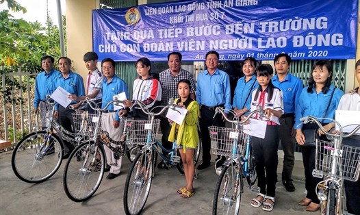 Hưởng ứng “Tháng hành động vì sự nghiệp giáo dục”, đại diện lãnh đạo Khối thi đua số 7 trao tặng xe đạp hỗ trợ cho con đoàn viên, CNLĐ làm việc tại Khu Công nghiệp Bình Hòa, Châu Thành. Ảnh: Cẩm Tú