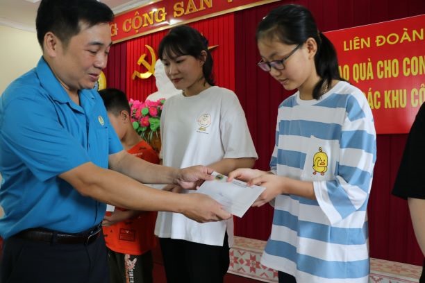 Lãnh đạo LĐLĐ tỉnh Yên Bái trao hỗ trợ cho con đoàn viên có hoàn cảnh khó khăn. Ảnh: Xuân Quỳnh
