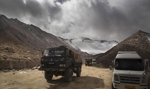 Xe tải của quân đội Ấn Độ băng qua đèo Chang la gần hồ Pangong ở vùng Ladakh. Biên giới Trung Quốc - Ấn Độ trong những tháng gần đây liên tục căng thẳng. Ảnh: AP.