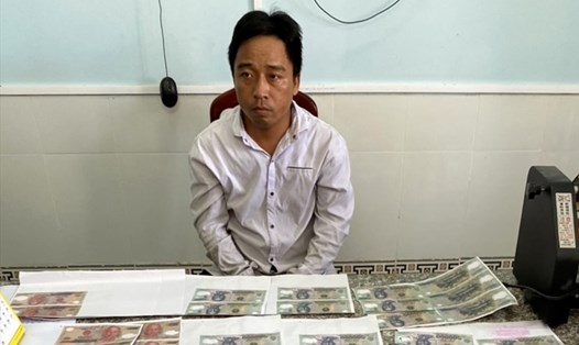 Công an huyện Phong Điền đã bàn giao hai nghi can cùng tang vật làm tiền giả cho Cơ quan an ninh thụ lý điều tra. Ảnh: CACC